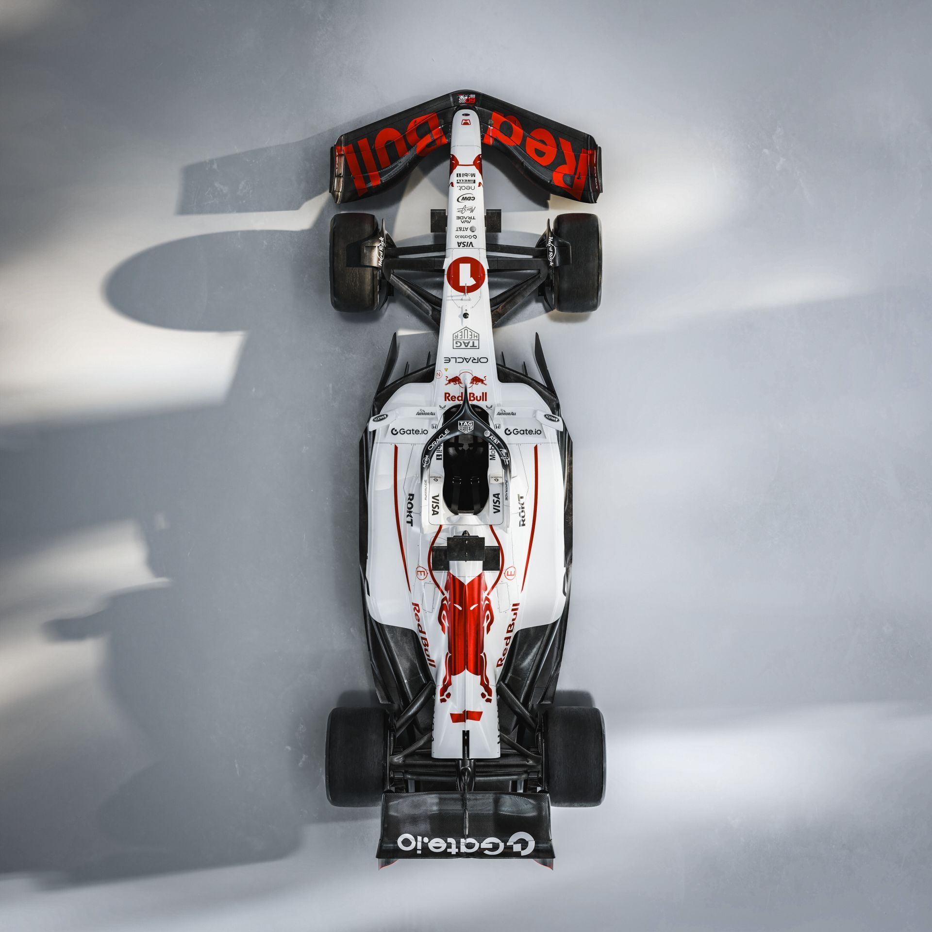 Upečatljiva kombinacija bijele i crvene boje krasi oba bolida RB21