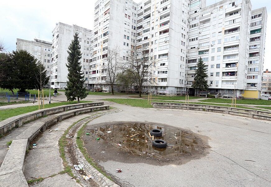 Stanari zgrade u banjalučkoj ulici Živojina Mišića u naselju Borik evakuisani su jutros zbog sumnje da se u jednom od stanova nalazi eksploziv. 
