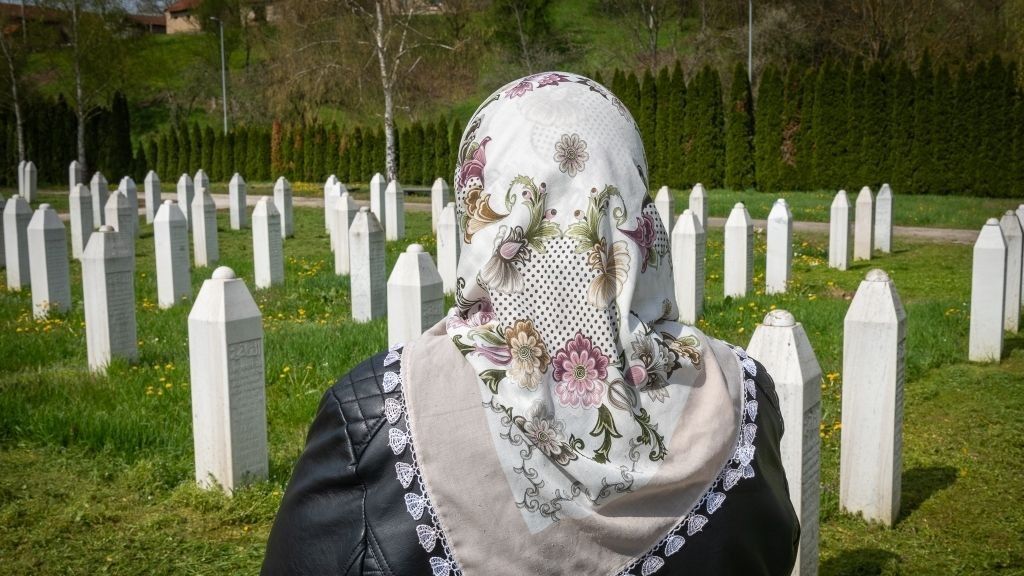 Kolektivna dženaza u Bratuncu: Posmrtni ostaci pet žrtava spremni za ukop, među njima i beba