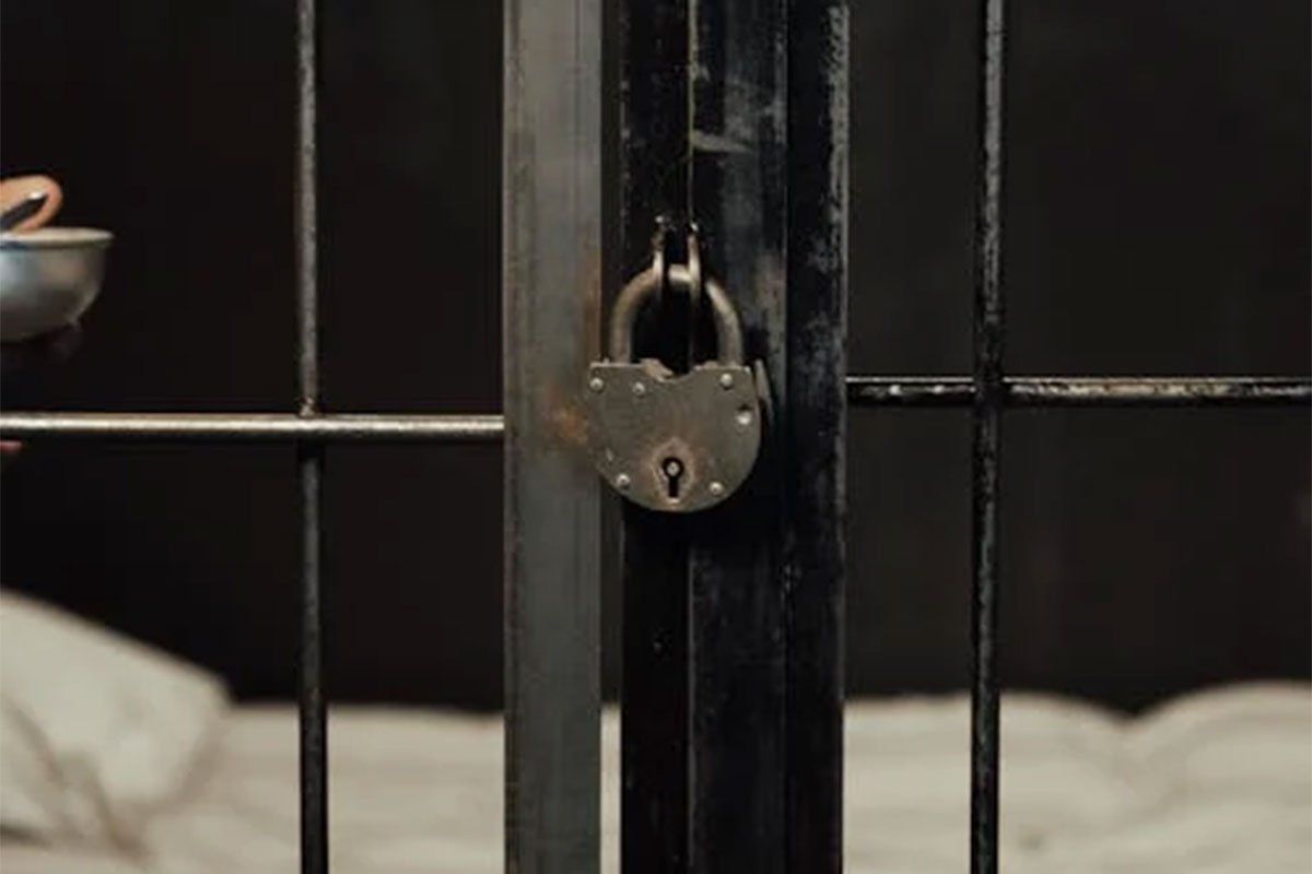 Osnovni sud Brčko odredio je pritvor Adnanu Kevriću iz Brčkog zbog pokušaja ubistva oca S.K. kojeg je ubo nožem u stomak. 