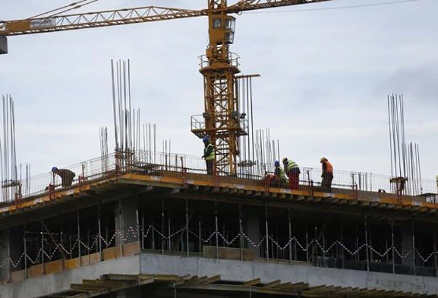 Radnik (65) čiji identitet nije saopšten poginuo je danas na gradilištu u Ulici Jovana Mikića u Subotici i to kada se na njega obrušila zemlja!