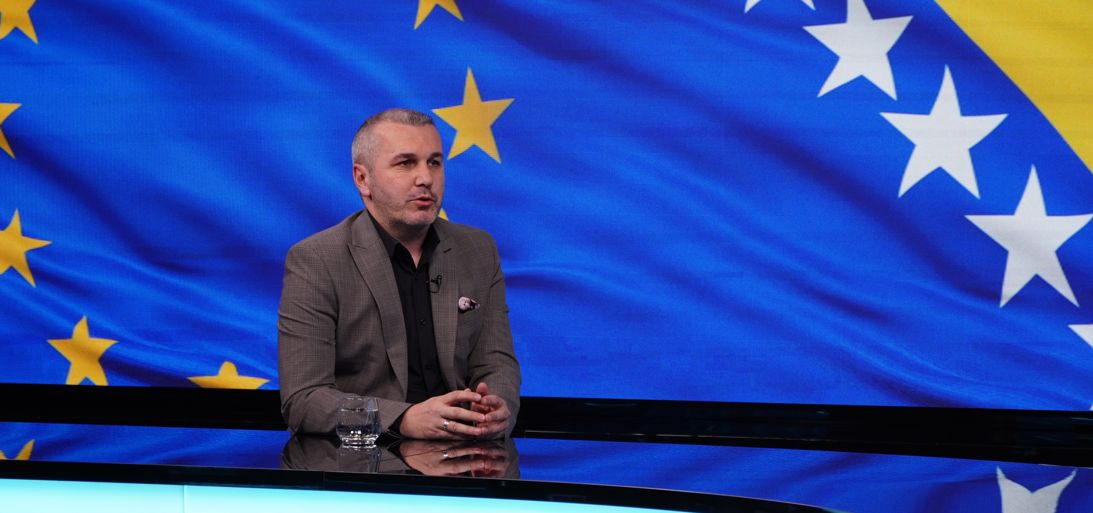 Postaje potpuno jasno da će se u Bosni i Hercegovini teško bilo šta promjeniti dok to ne odluči HDZ i dok SNSD ne prestane blokirati rad Doma naroda, potvrđuje Čaušević