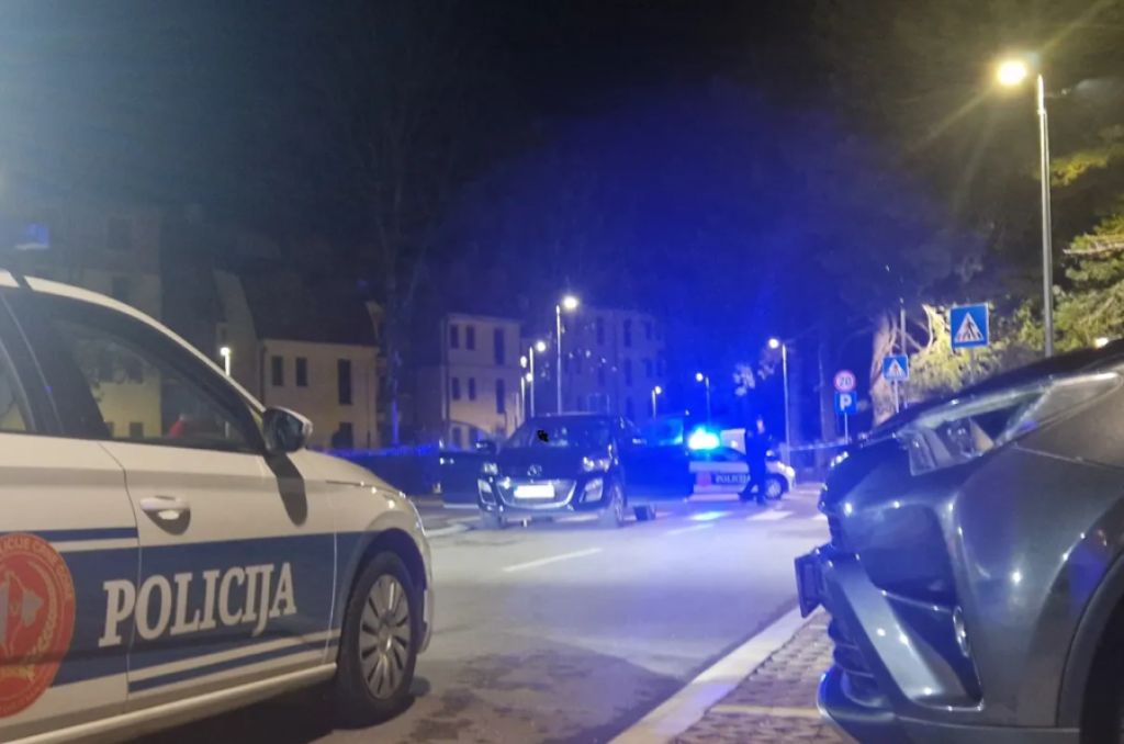 Ilija Bogdanović (39) ubijen je sinoć dvadeset minuta nakon ponoći u ulici Vojvode Boža na Cetinju, pišu Vijesti.