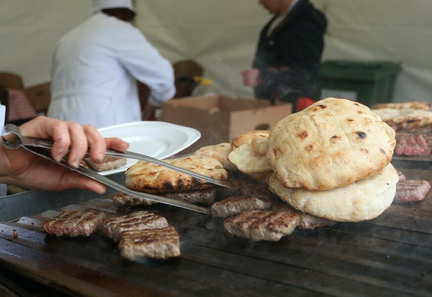 Ćevapi i pljeskavice su neizostavni kada se pravi prvomajski roštilj. Еvo kako da budu savršenog ukusa. 