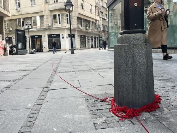 Nit ne ide pravolinijski nego u cik-cak, jer su se ljudi u Sarajevu morali tako kretati kako bi izbjegli snajpere