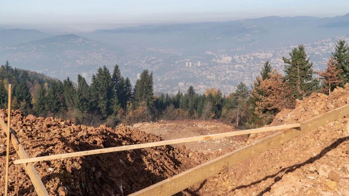 Također uočeno je prisustvo podzemnih voda, što dodatno destabilizira tlo, stvarajući plavne površine i uzrokujući eroziju prema stambenim objektima u ulici Ablakovina.