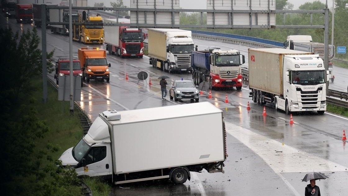 Iz zagrebačke policije javljaju da je do nesreće, u kojoj su sudjelovala dva automobila i kombi, došlo oko 9 sati 