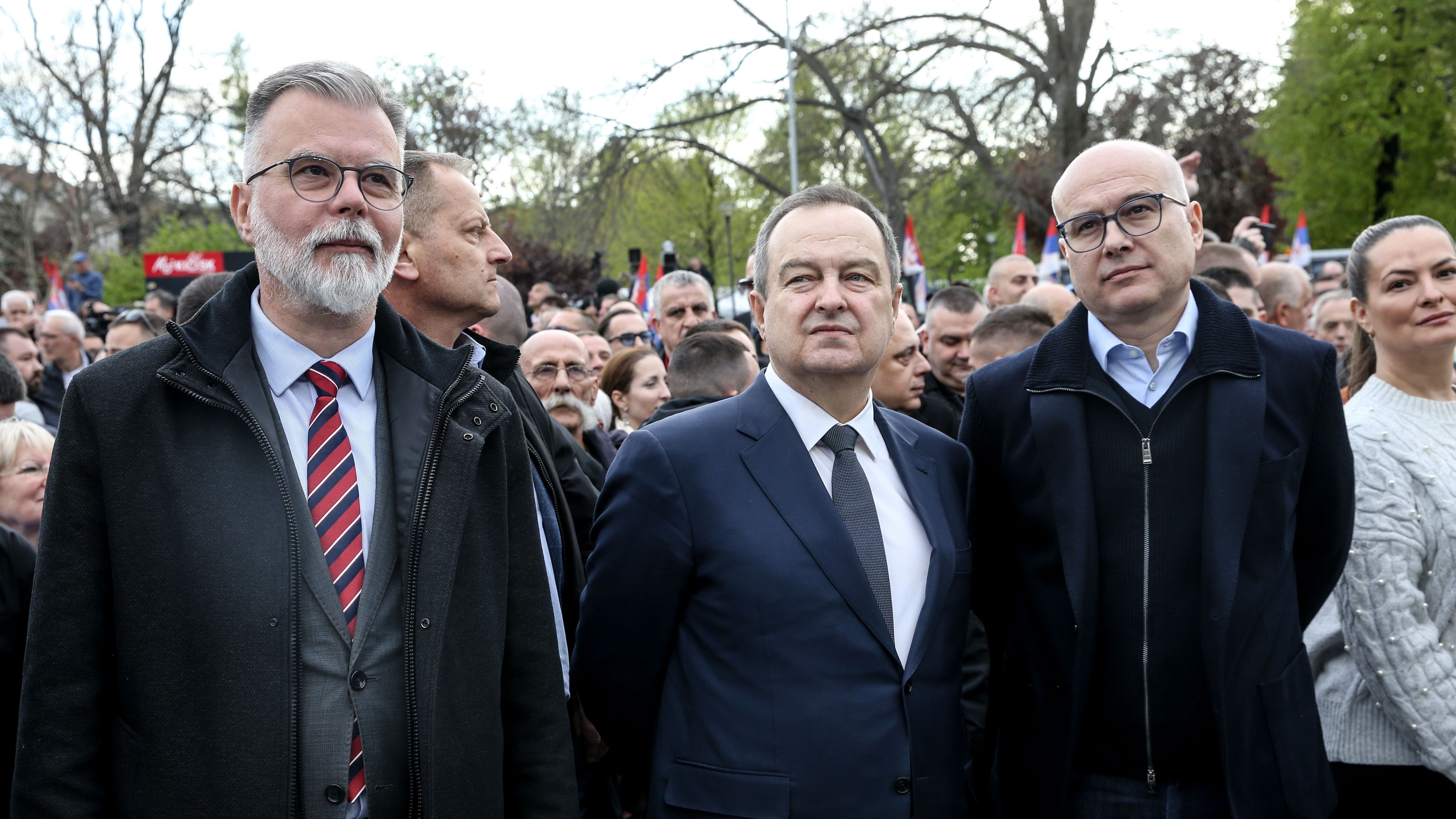 Na skupu je prisutno više hiljada građana, a tokom večeri, na glavnoj bini ispred Skupštine, očekuju se koncerti