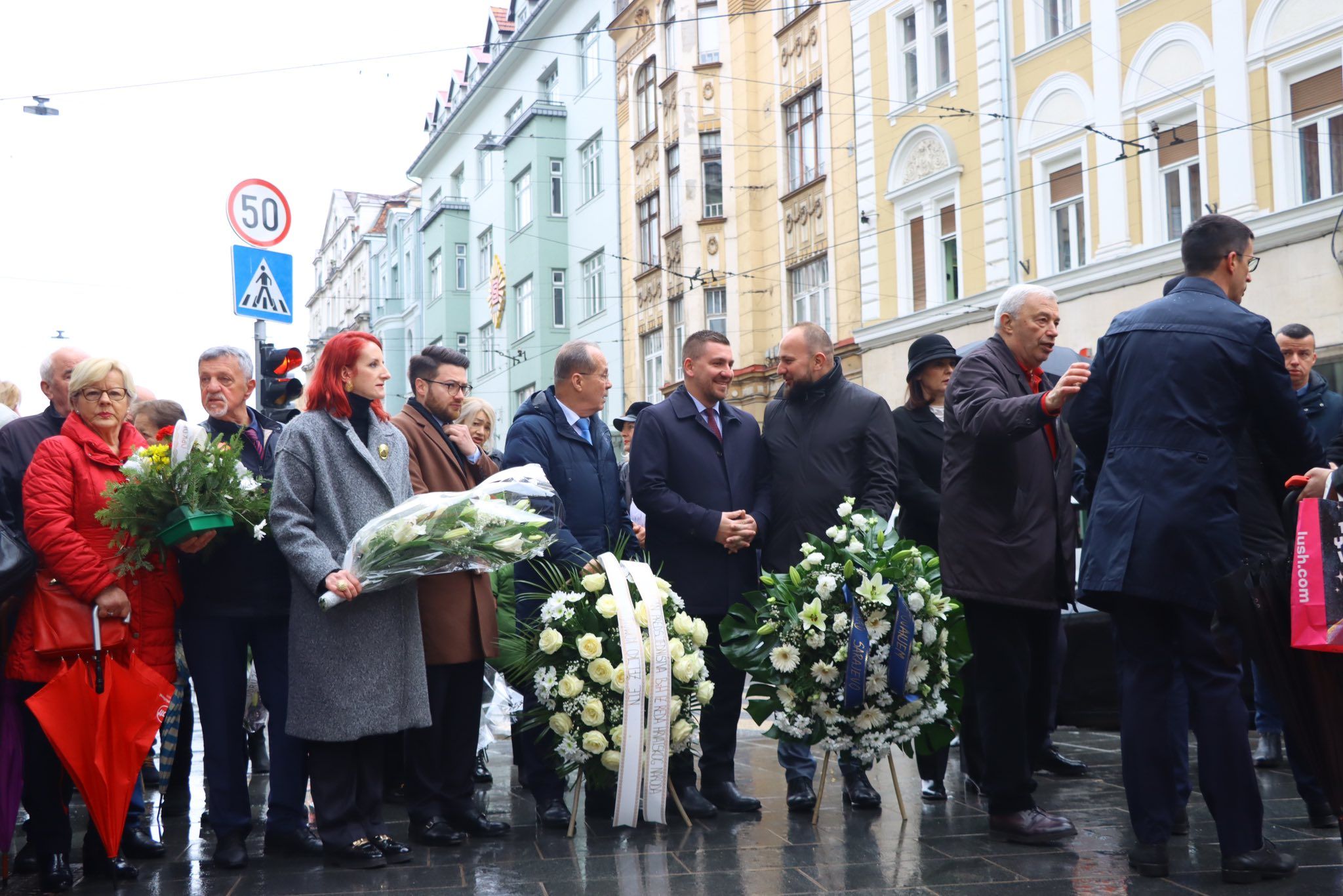 Obilježavanje Dana grada Sarajeva: Položeno cvijeće ispred Vječne vatre