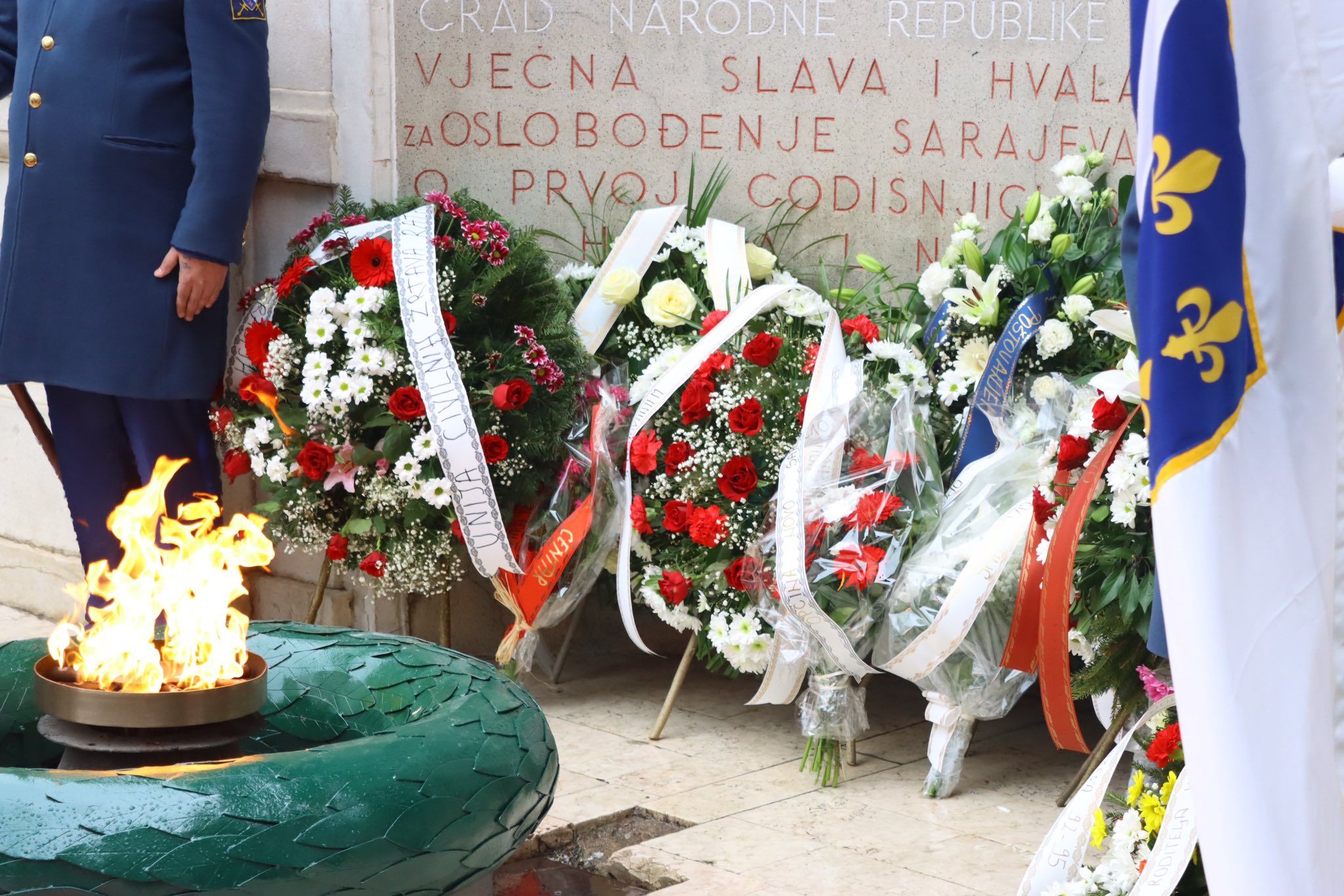 Obilježavanje Dana grada Sarajeva: Položeno cvijeće ispred Vječne vatre