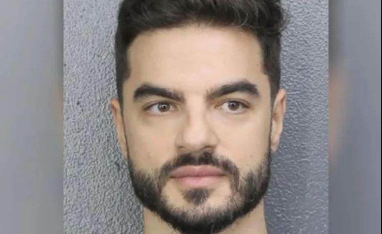 Nadzorne kamere su kobnog dana snimile muškarca koji fizički veoma podsjeća na Kneževića, kako ulazi u zgradu sa koferom u ruci, priljepljuje kameru trakom