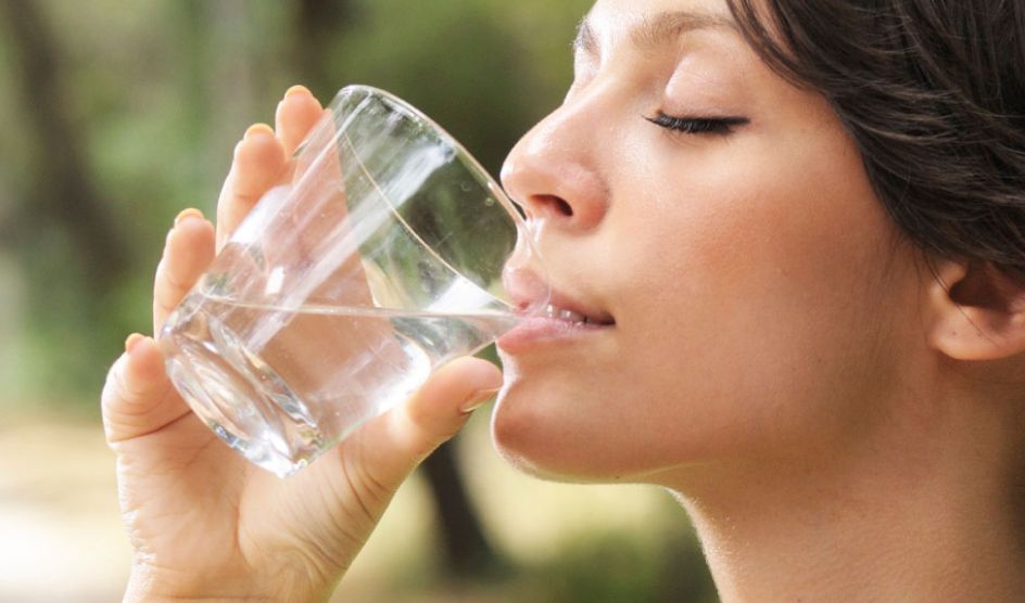 Mnogi ljudi ne konzumiraju dovoljno vode, a nisu ni svjesni kakve to posljedice ima po zdravlje. Glavobolje su, na primjer, rani znak dehidracije.