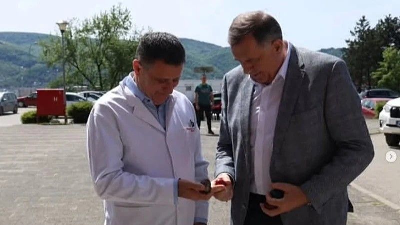 Dodik i Đajić su darivali mališane vaskršnjim jajima i slatkišima, no prije ulaska u Kliniku, dva druga tucali su se jajima
