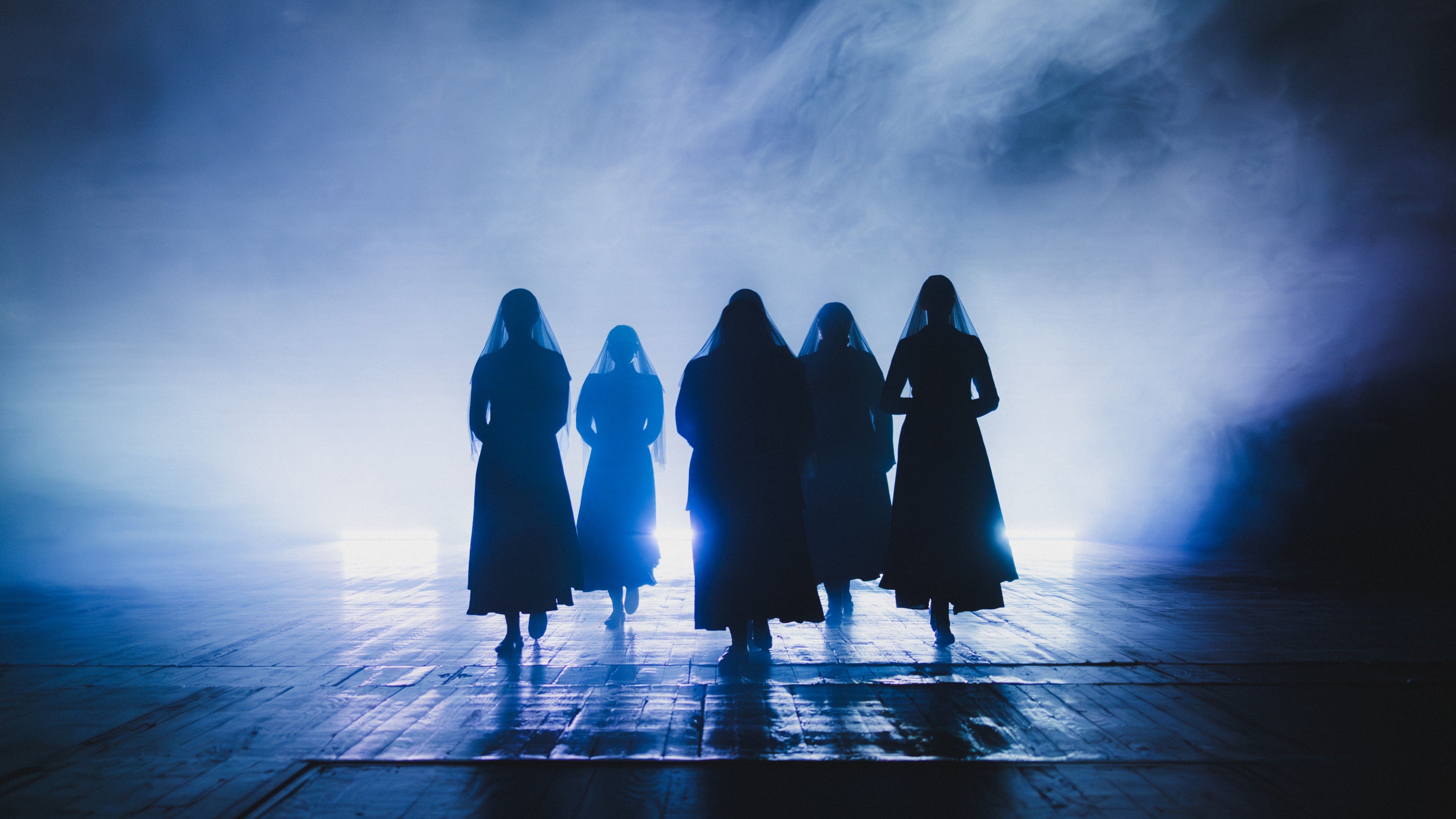 Drama počinje jednog popodneva kada se udovica Bernarda Alba vraća sa sahrane svog drugog muža i saopštava svojim kćerkama da će njihova žalost trajati osam godina. 