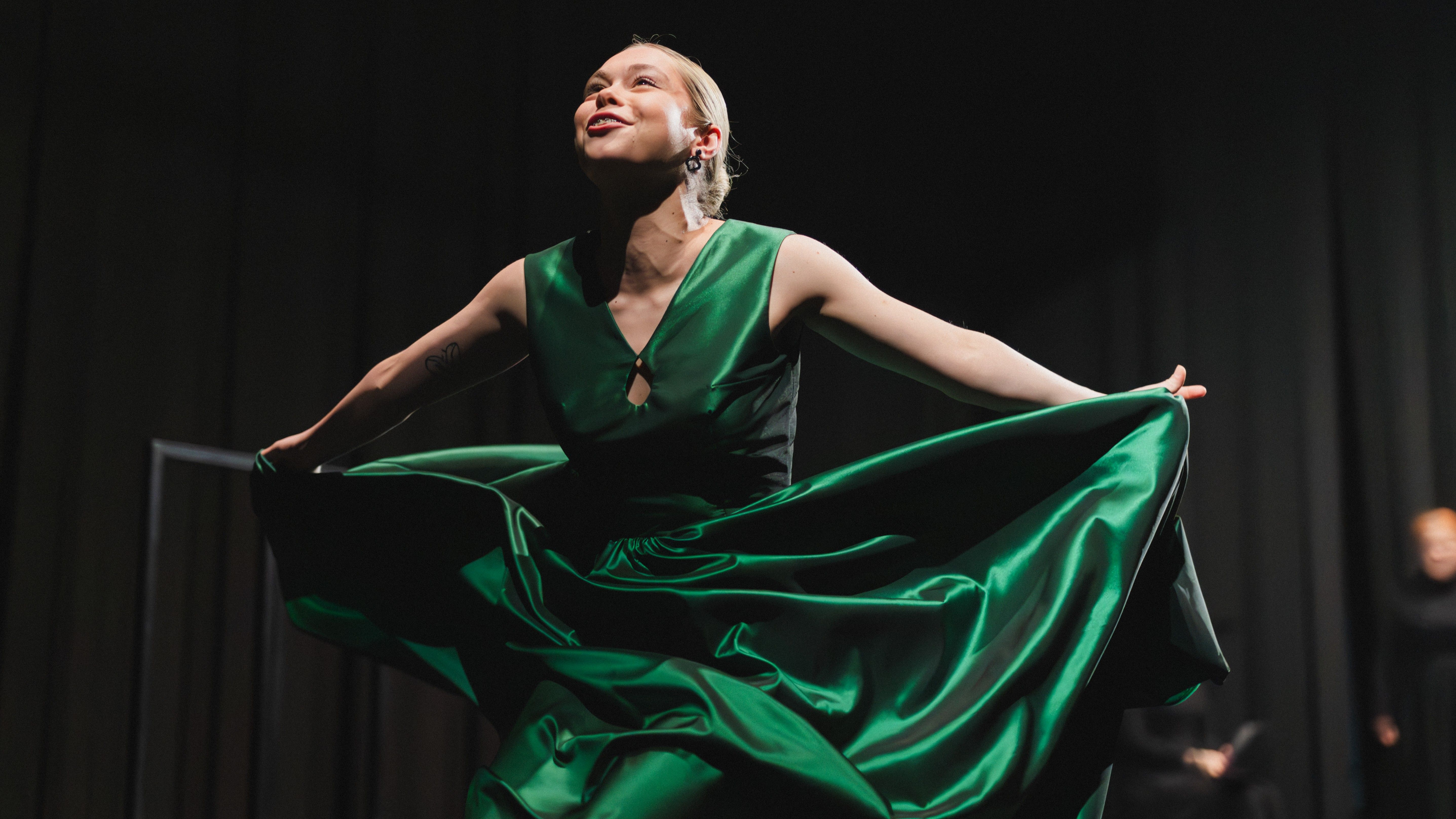 Drama počinje jednog popodneva kada se udovica Bernarda Alba vraća sa sahrane svog drugog muža i saopštava svojim kćerkama da će njihova žalost trajati osam godina. 