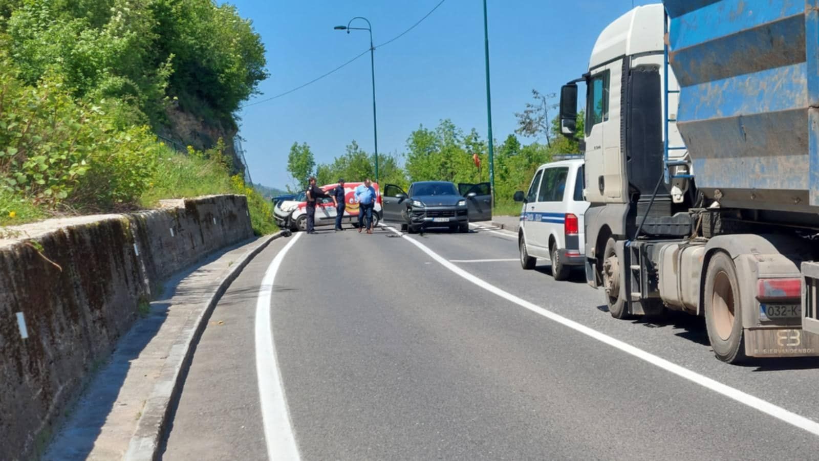 Na vozilima je pričinjena veća materijalna šteta. Nakon okončanog uviđaja, saobraćaj je normalizovan u 15.30 sati 