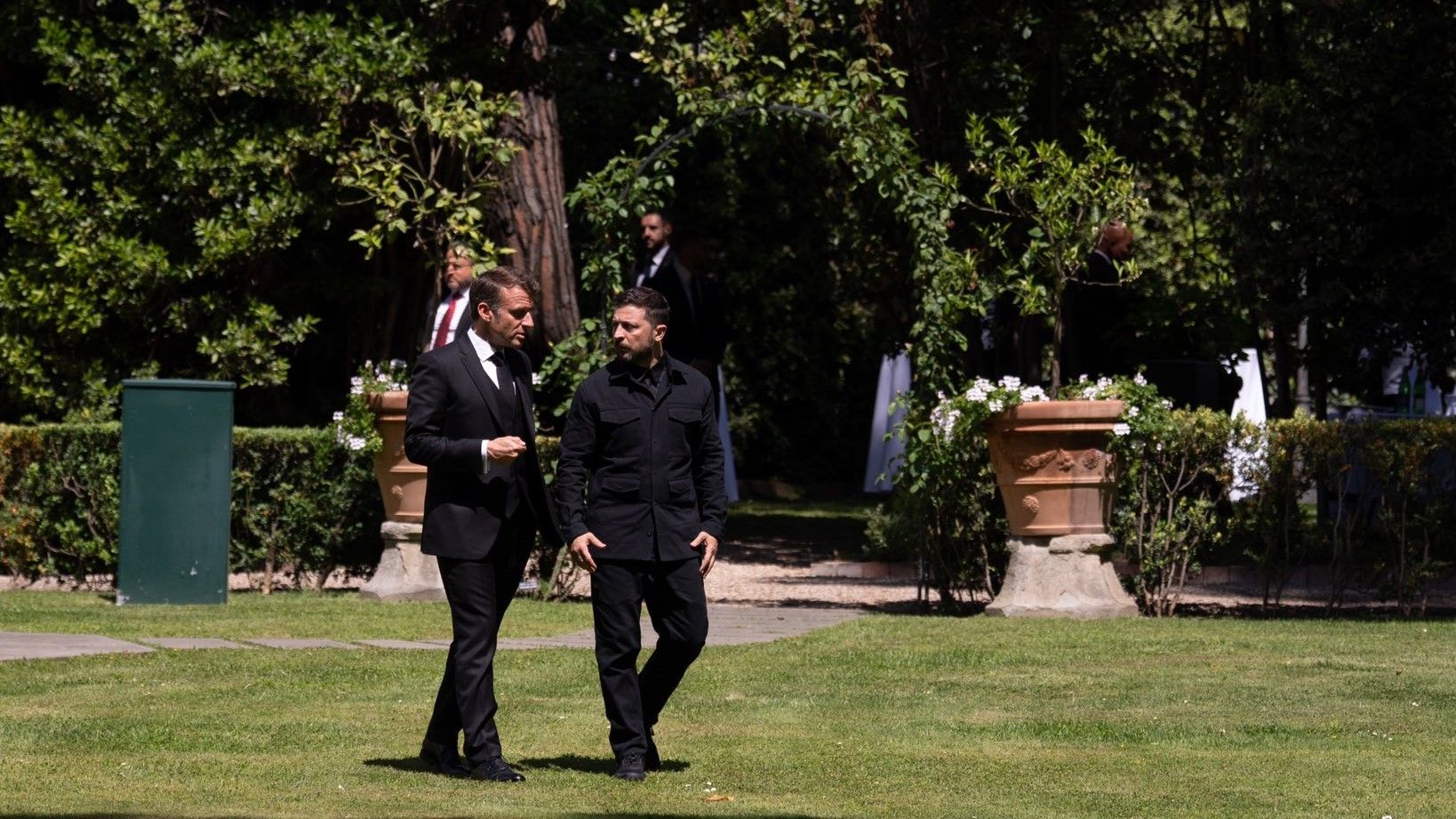 "Sada je na predsjedniku Rusije Vladimiru Putinu da dokaže da zaista želi mir", rekao je Macron.