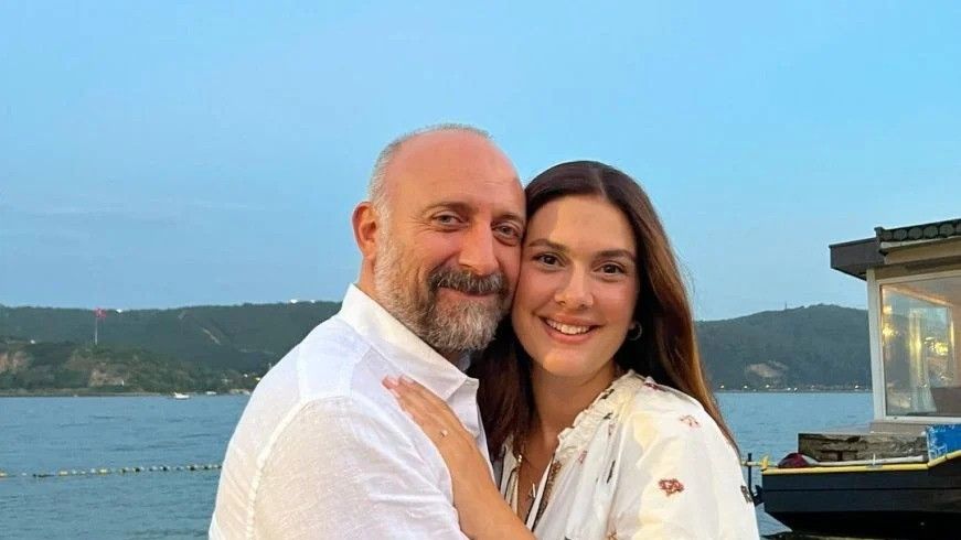 U interijeru se poigrala svijetlim i tamnim smeđim tonovima, bijelim zidovima, pazila je da prostorije imaju puno dnevnog svjetla, kao i na odabir rasvjete