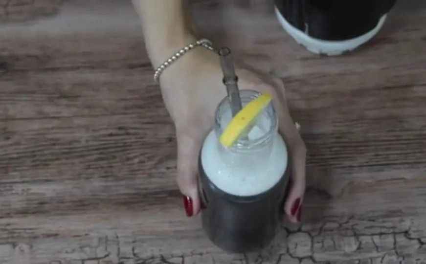 Takva pića uključuju kokosovu vodu, te napitke obogaćene vitaminima i mineralima