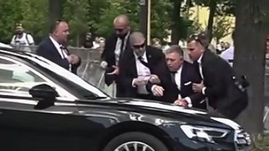 Fico pada na zemlju nakon pucnjave, a zaštitari ga podižu i hvataju za pazuhe te se vidi i njegova reakcija neposredno nakon pucnjave