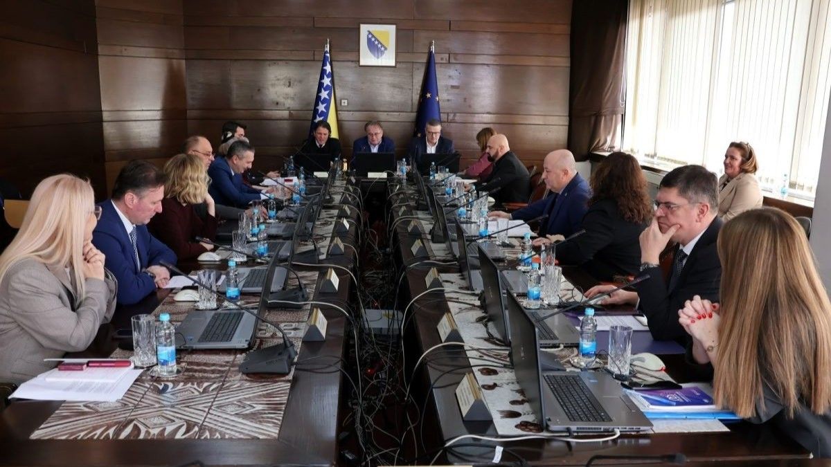 Predlagač podsjeća da je određeni broj stanovnika na navedenim područjima ostao bez adekvatnog smještaja