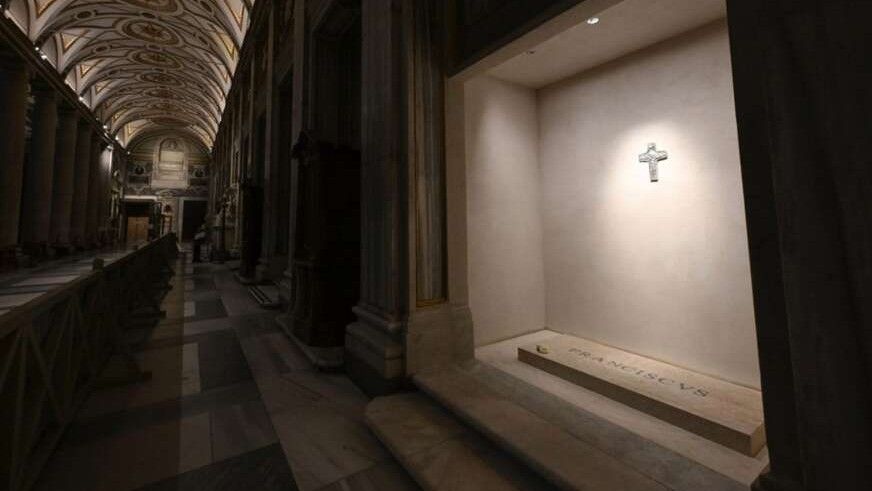 Dan nakon sahrane pape Franje, vjernici u redu čekaju da posjete papin grob.