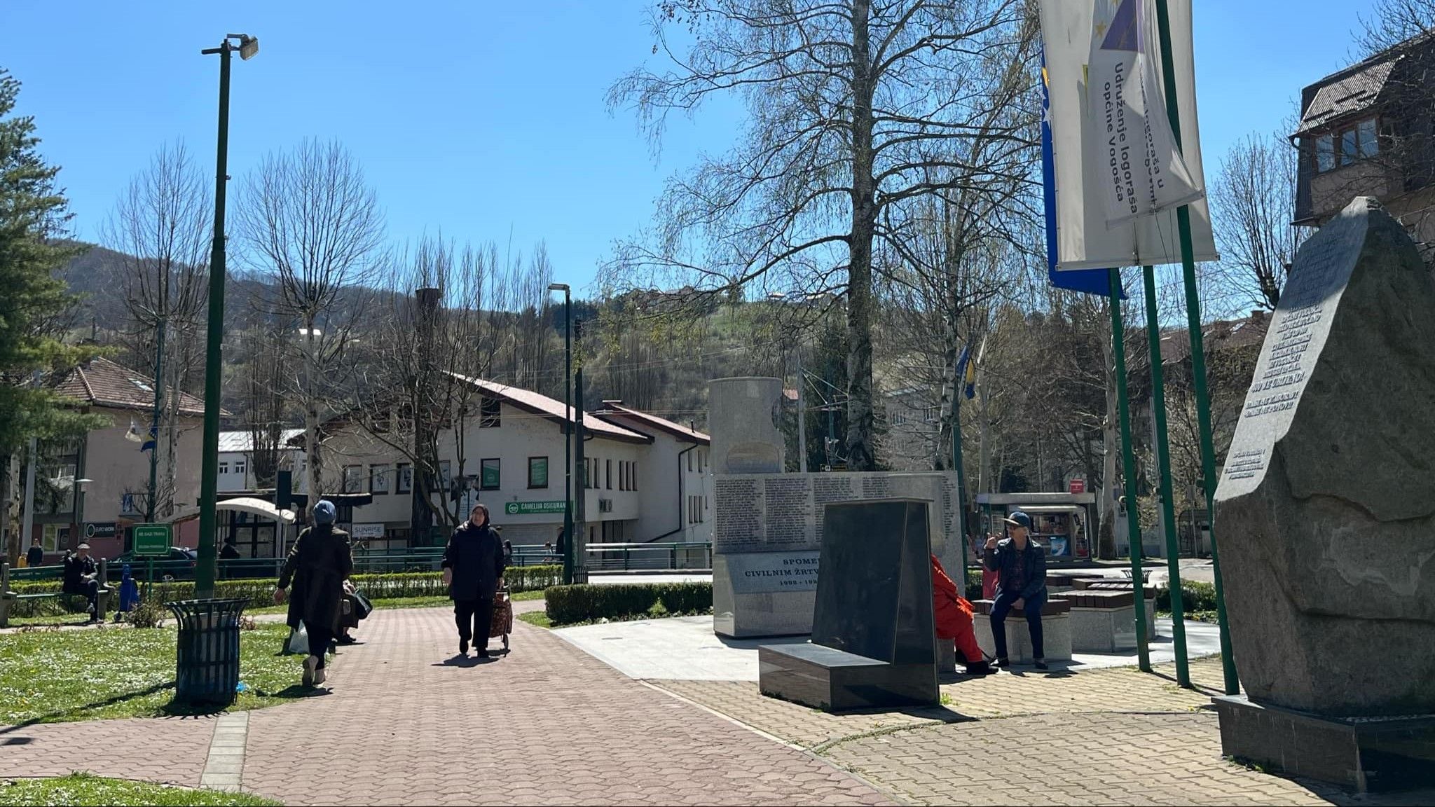 Uz osmijehe i lagane korake, mnogi su uživali u toplim zracima, ispijajući kafu na terasama ili jednostavno upijajući zrake sunce na klupama