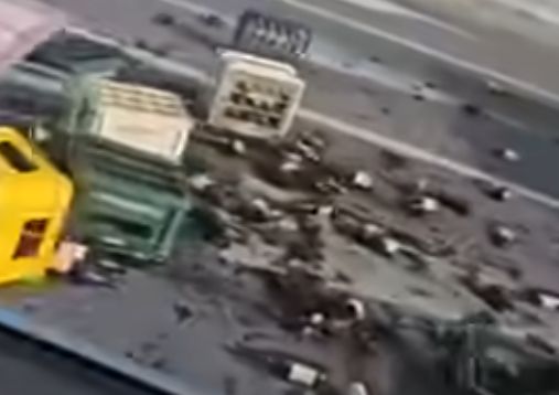 Nesvakidašnja nesreća: Gajbe ispale iz kamiona i zaustavile saobraćaj