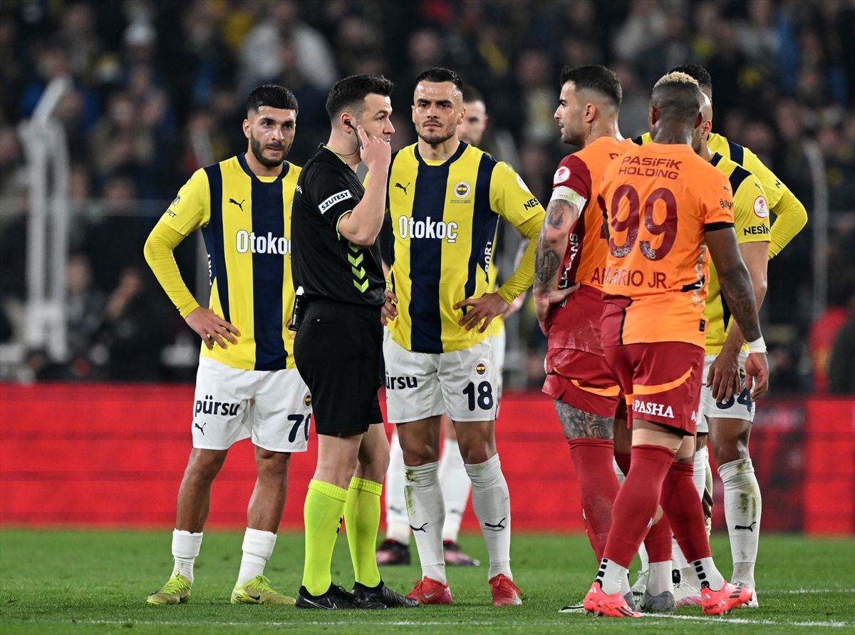  Edin Džeko, kapiten fubalske A reprezentacije Bosne i Hercegovine, na teren je ušao u 75. minuti