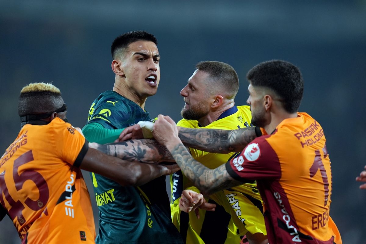  Edin Džeko, kapiten fubalske A reprezentacije Bosne i Hercegovine, na teren je ušao u 75. minuti