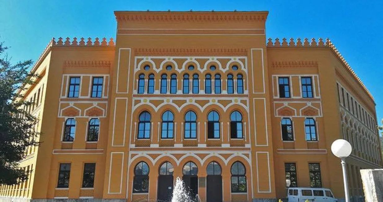 Policija je intervenisala po pozivu zaštitara koji osigurava ovu školu, potvrđeno je iz policije.