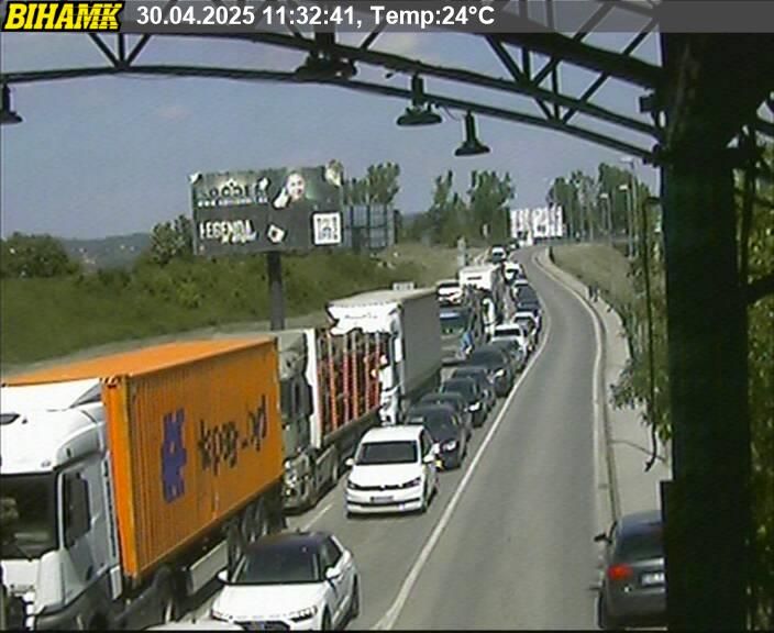 Vozačima se savjetuje oprez, strpljenje i praćenje aktuelnih informacija o stanju na cestama.