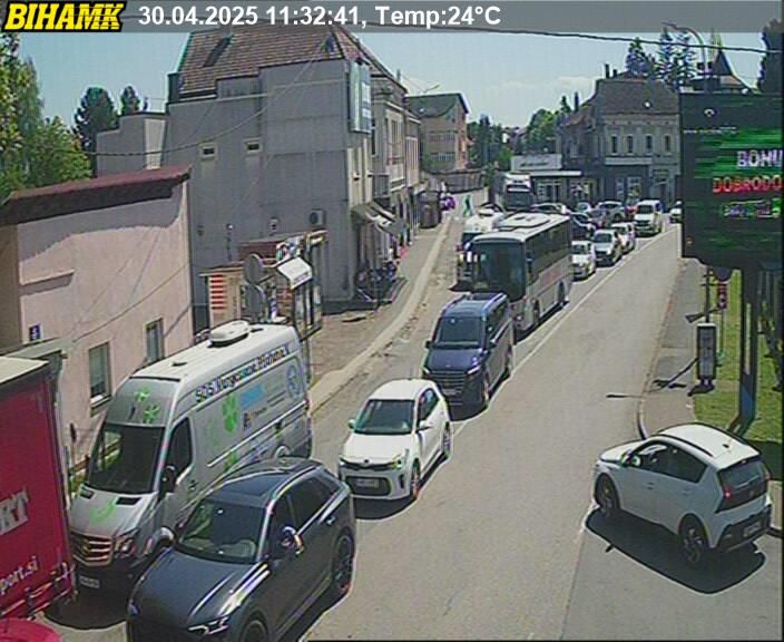 Vozačima se savjetuje oprez, strpljenje i praćenje aktuelnih informacija o stanju na cestama.