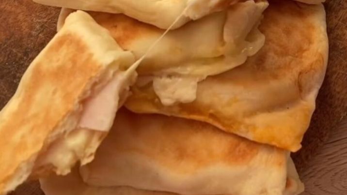 Obrađeno na ovaj način tijesto ostane tanko i bude hrskavo i izaziva oduševljenje kod ukućana .