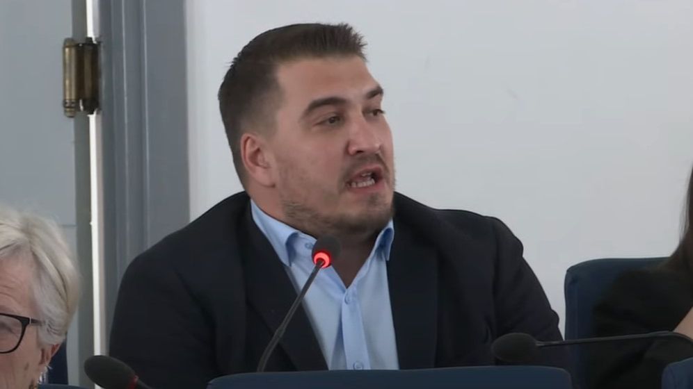 U poređenju sa ostalim ministrima, vi ste zaista najobrazovaniji ministar u KS - zaključio je Zahiragić.