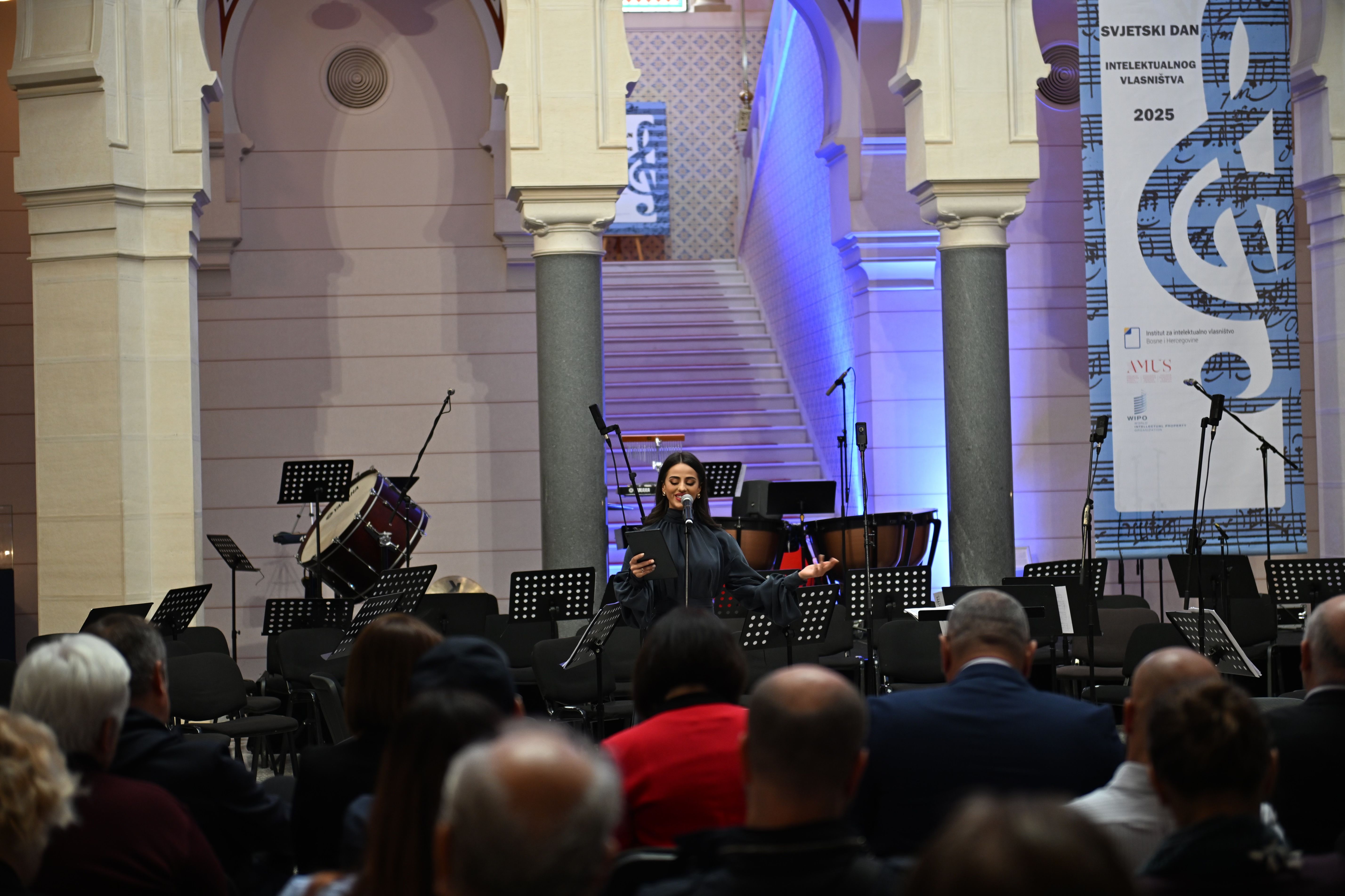 Ovdje večeras ne slavimo samo pravo. Slavimo svakog čovjeka koji je kroz ideju, melodiju, riječ ili izum promijenio svijet, makar i neprimjetno“, poručeno je sa bine