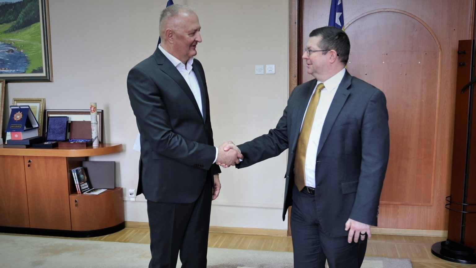 Ova posjeta je prilika da dodatno učvrstimo partnerstvo i osiguramo nastavak podrške Sjedinjenih Američkih Država Bosni i Hercegovini, naveo je Helez