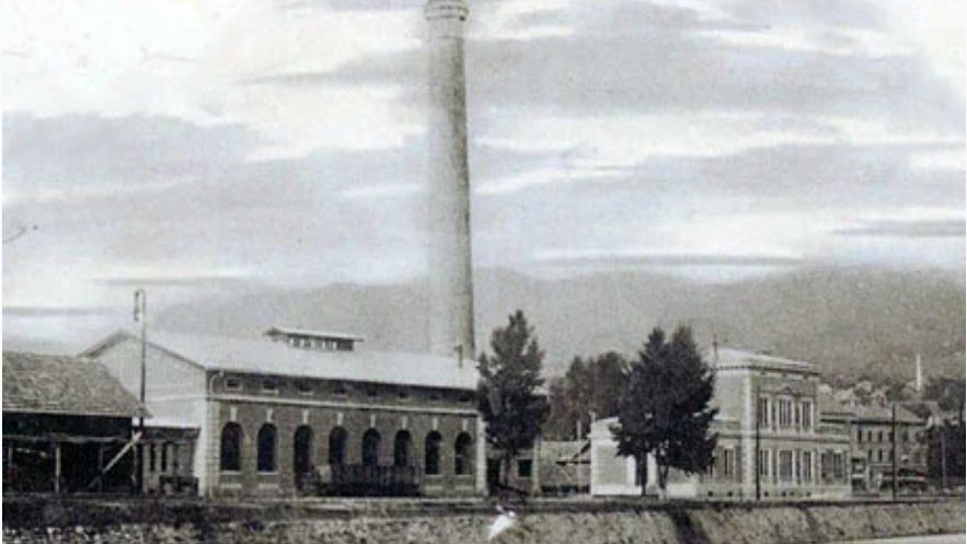 Prvi dan maja 1895. godine, zvanično je puštena električna rasvjeta u Sarajevu. Sarajevo je dobilo rasvjetu ulica, javnih objekata i stanova, a nedugo potom i industrije. 