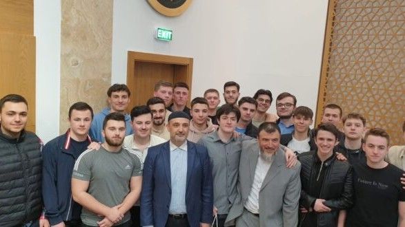 Ovo je drugi hafiz u porodici Čengić jer je Ahmedova sestra Hatidža također hafiza Kur'ana                    