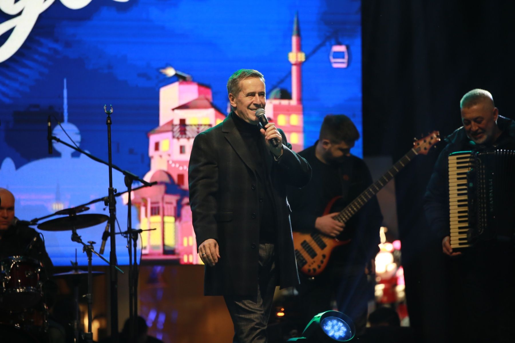 Sinoć je na Baščaršiji, u okviru manifestacije "Bajram dođe, mirišu avlije" održan koncert Enesa Begovića. 