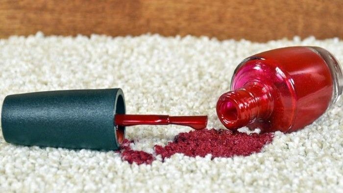 Aceton može oštetiti boju na određenim vrstama tkanine, stoga ga je bolje izbjegavati