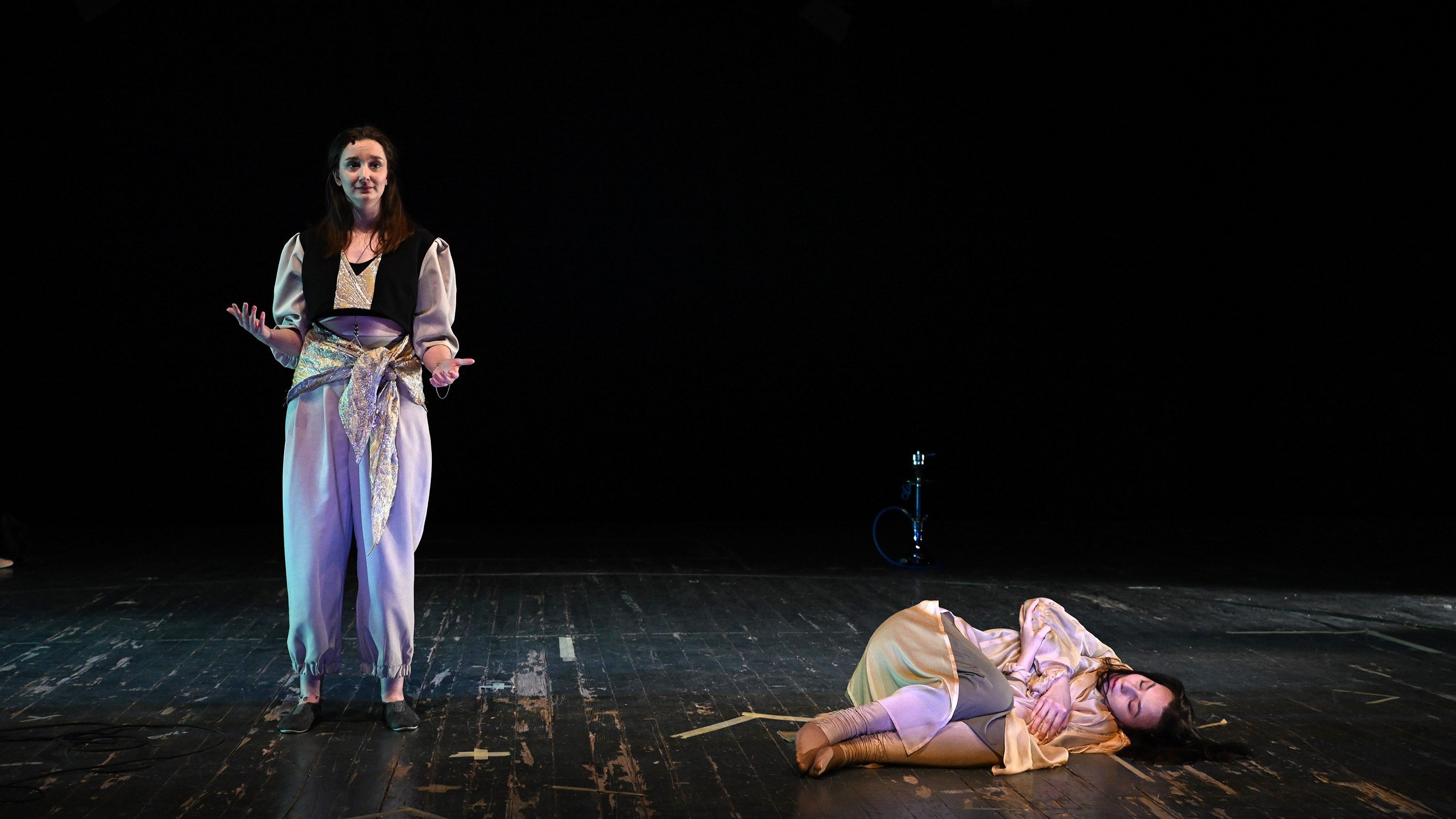 U predstavi igraju: Adna Kaknjo, Tamara Miličević-Stilić i Mirza Bajramović