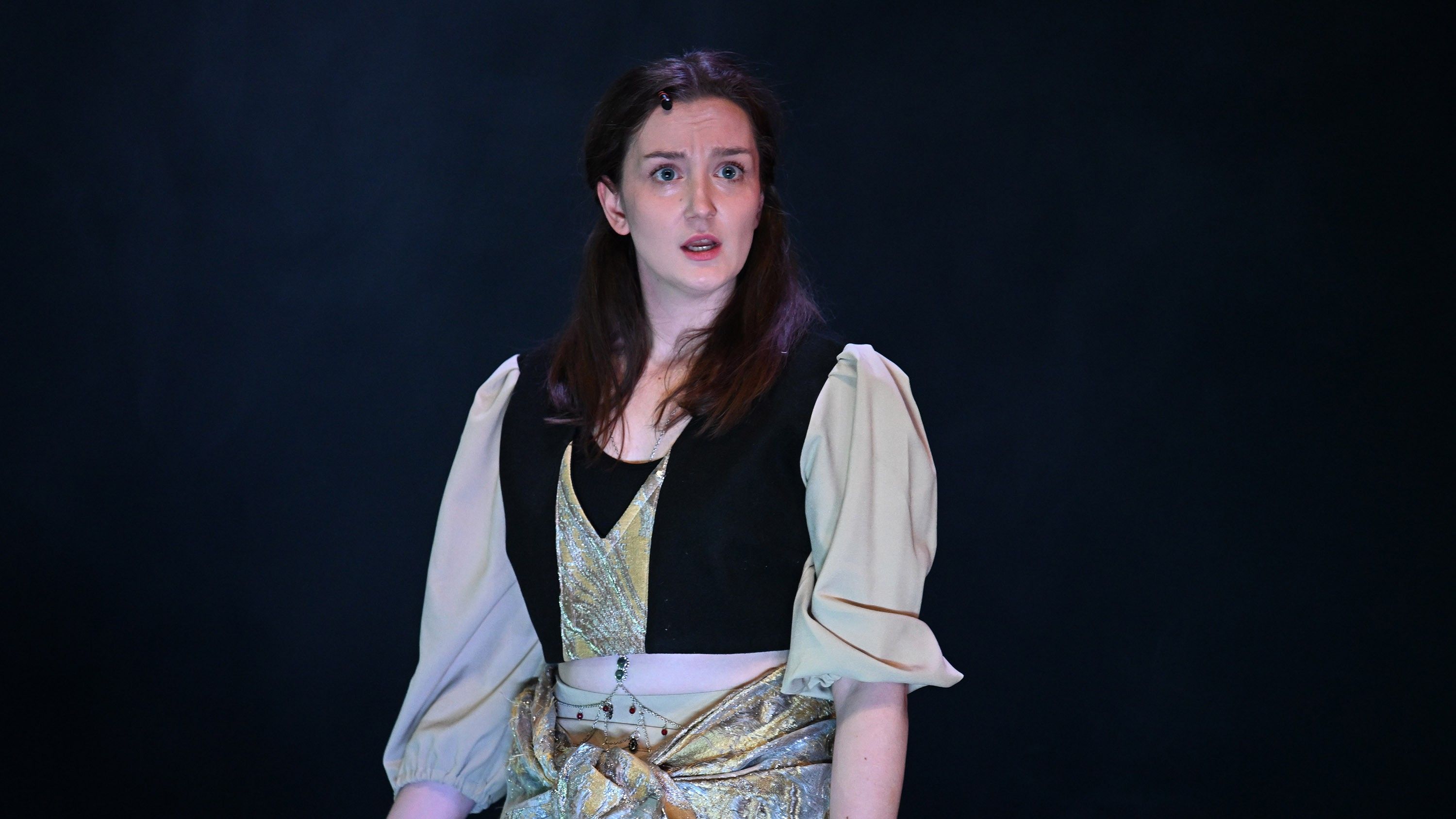 U predstavi igraju: Adna Kaknjo, Tamara Miličević-Stilić i Mirza Bajramović