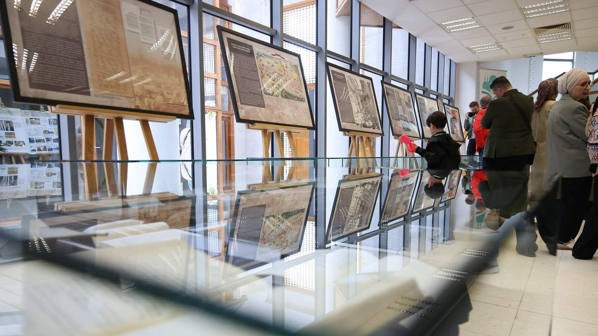 Izložba u Gazi Husrev-begovoj biblioteci: Knjige su, kao i ljudi, bile na meti agresorskog oružja
