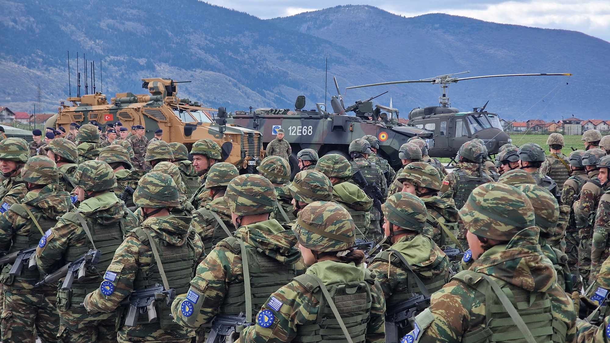 Posjetu je počela u kampu Butmir, gdje je dočekao komandant Misije EUFOR Althea general-major Florin-Marian Barbu.