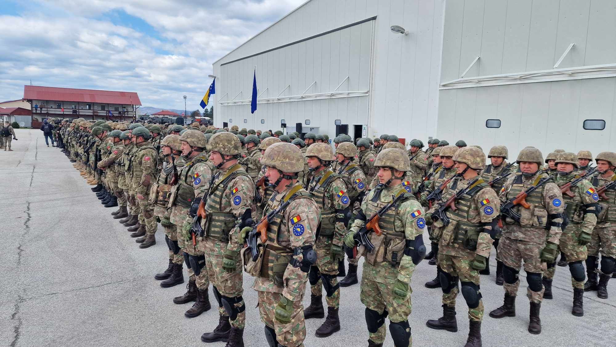 Posjetu je počela u kampu Butmir, gdje je dočekao komandant Misije EUFOR Althea general-major Florin-Marian Barbu.