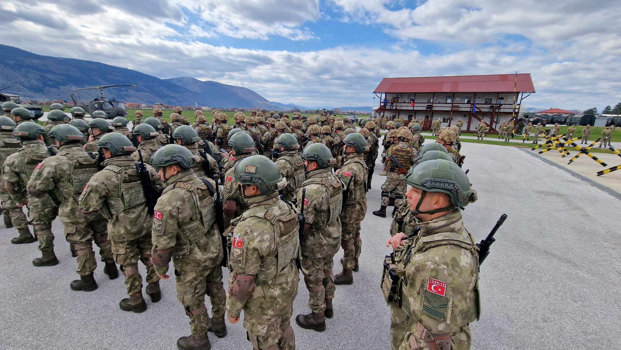 Posjetu je počela u kampu Butmir, gdje je dočekao komandant Misije EUFOR Althea general-major Florin-Marian Barbu.