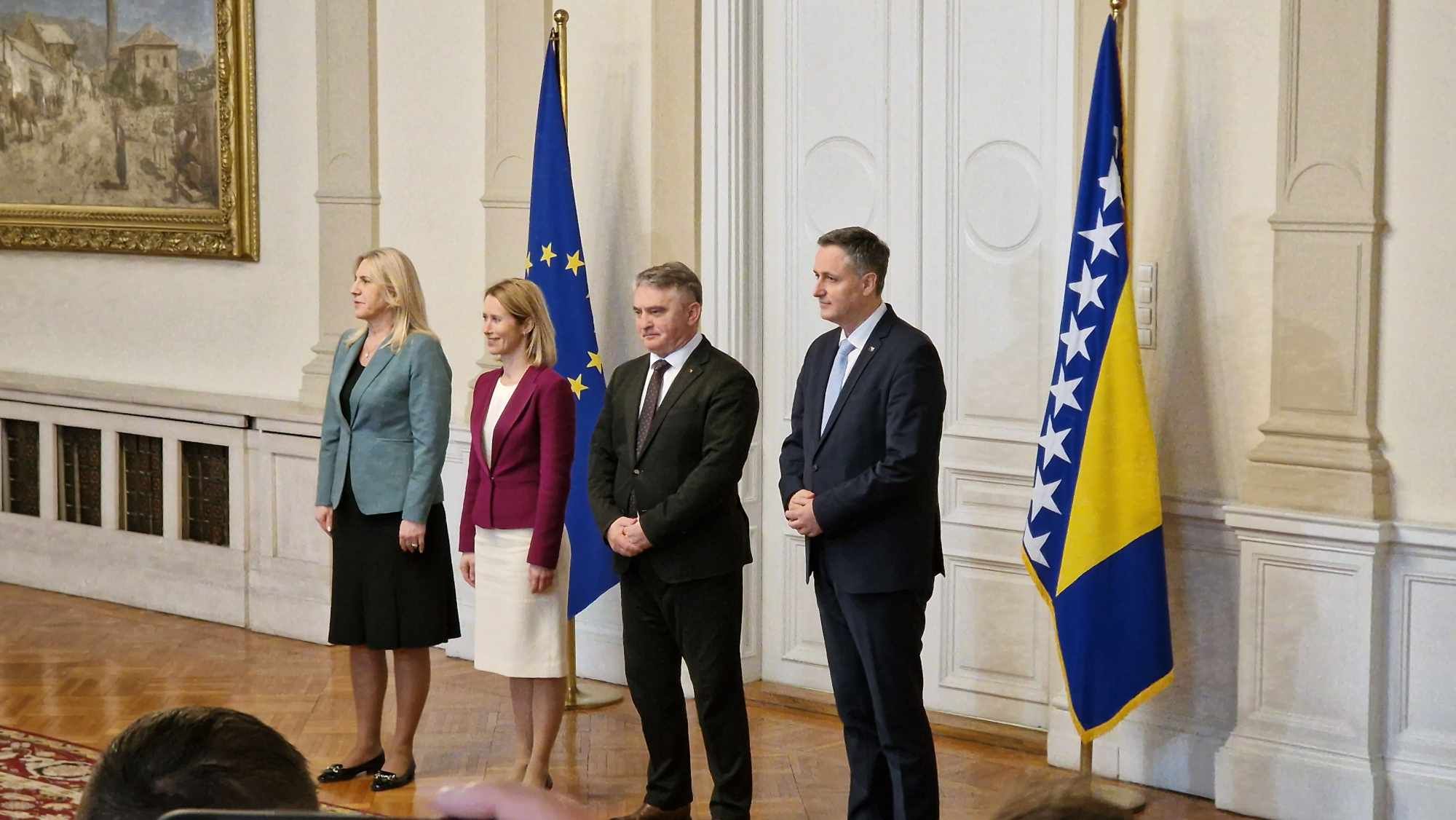 "Moja poruka je veoma jasna, veoma brinemo za ovu zemlju i njenu evropsku budućnost", kazala je Kallas.
