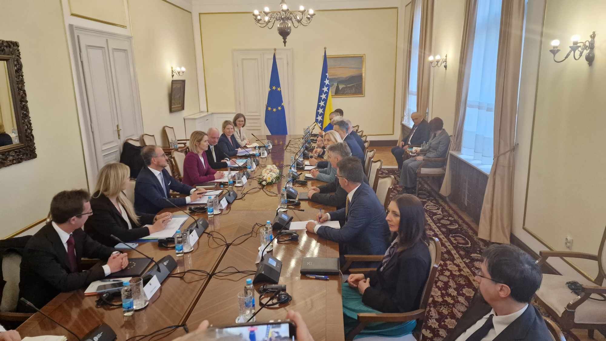 "Moja poruka je veoma jasna, veoma brinemo za ovu zemlju i njenu evropsku budućnost", kazala je Kallas.
