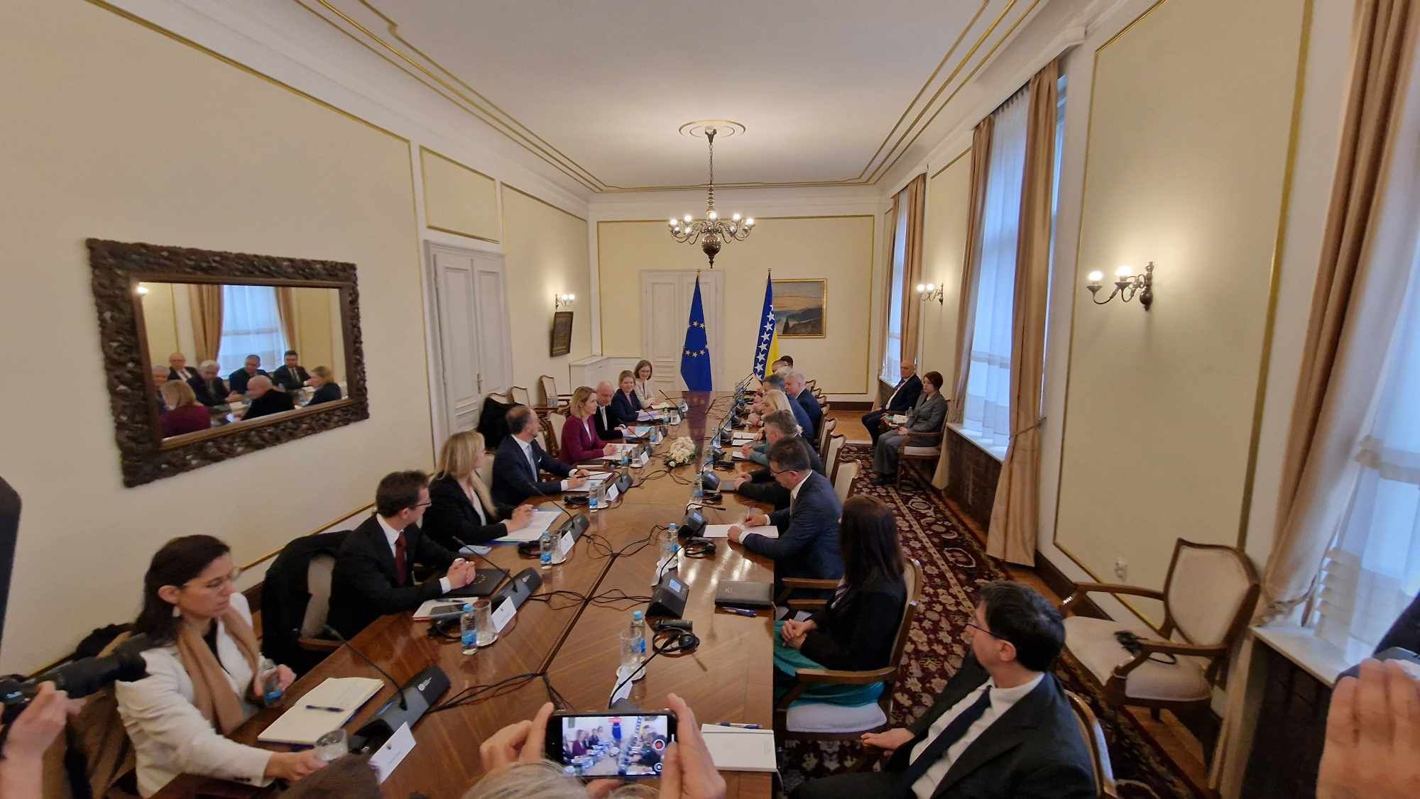 "Moja poruka je veoma jasna, veoma brinemo za ovu zemlju i njenu evropsku budućnost", kazala je Kallas.
